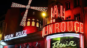 Parigi, crollano le iconiche pale del Moulin Rouge ma per fortuna non ci sono feriti