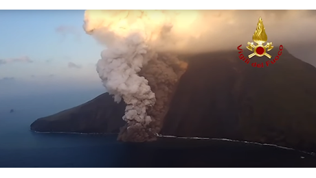 Le impressionanti immagini dell'eruzione dello Stromboli dall'elicottero