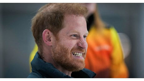 Harry compie 40 anni e incassa la super eredità della Regina Madre: il suo assegno è anche più alto di quello di William. E nella foto di auguri sparisce Meghan