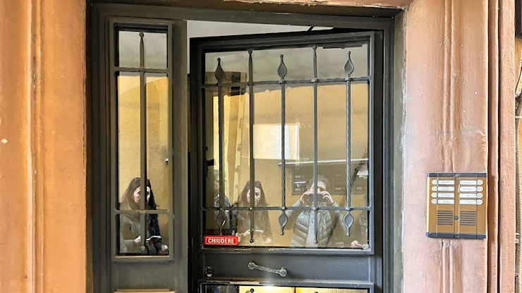Femminicidio di Ilaria Sula, le ferite sulle braccia e gli altri dubbi sul ruolo della madre di Mark Samson - Corriere Roma Femminicidio di Ilaria Sula, le ferite sulle braccia e gli altri dubbi sul ruolo della madre di Mark Samson - Corriere Roma