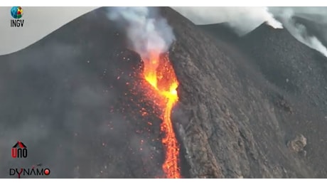 Paura a Stromboli: esplosione con colata lavica sul vulcano. Le immagini dell'intensa nube di cenere e del flusso piroclastico