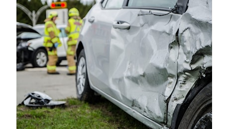 Incidente a Viareggio, scontro tra auto: morte mamma e figlia di 11 anni, feriti altri due bimbi e il marito