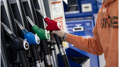 Prezzi di benzina e diesel in calo venerdì 12 luglio: quanto costa oggi un pieno in città e in autostrada