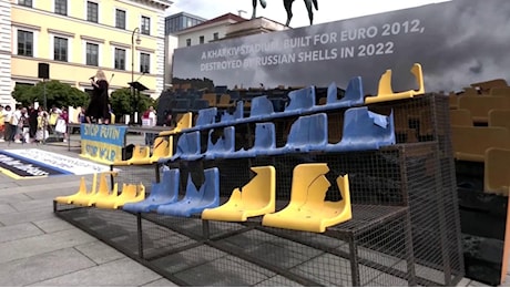 Euro 2024, Shevchenko mostra i resti della tribuna dello stadio di Kharkiv distrutto dalle bombe russe