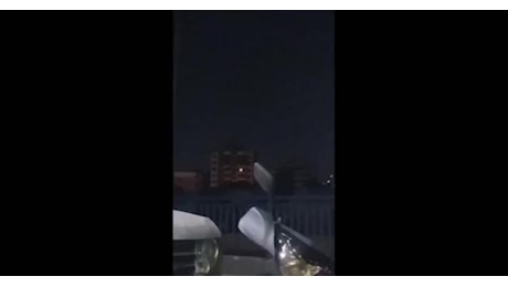 Libano, raid israeliano su Beirut nella notte, edificio si sbriciola e crolla su se stesso dopo essere colpito da un missile - VIDEO