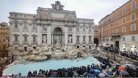 La Fontana di Trevi riapre dopo tre mesi. Visita in 400 alla volta