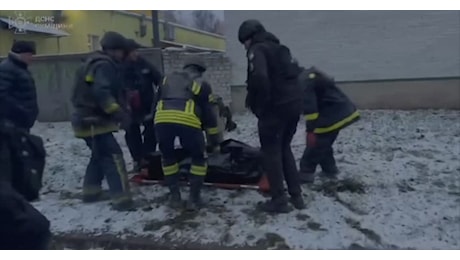 IL VIDEO. Ucraina, attacco russo a dormitorio di una scuola a Sumy: 7 morti