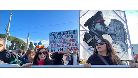 Ddl sicurezza, in piazza antifà con padelle e centri sociali con foto di Meloni che bacia Mussolini. Che pena…