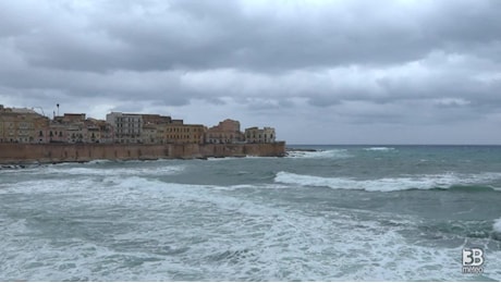 Cronaca meteo diretta - Maltempo in Sicilia: vento lungo la costa di Siracusa - Video