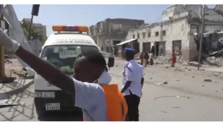 Attentato suicida a Mogadiscio: almeno 10 morti in un caffè