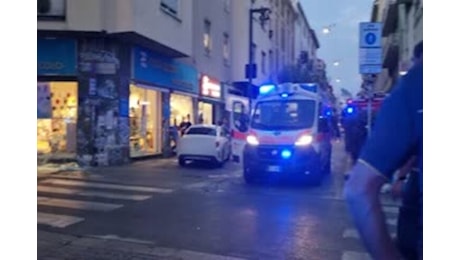 Suv sfonda una vetrina nella Chinatown di Milano, due feriti gravissimi