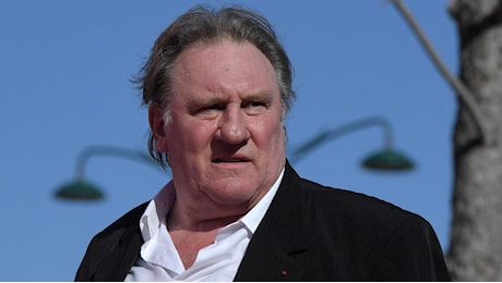 Gérard Depardieu a processo per violenza sessuale, i legali chiedono il rinvio per “motivi di salute”