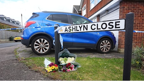Madre e due figlie uccise in Gran Bretagna: le ha colpite con una balestra l'ex di una delle ragazze