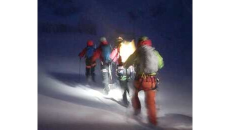 Una squadra di soccorso prova un nuovo avvicinamento agli alpinisti bloccati a 2.700 metri sul Gran Sasso