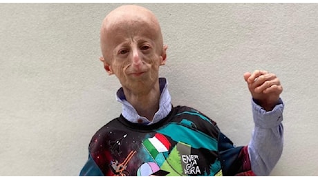 Sammy Basso morto a 28 anni, era il malato di Progeria più longevo al mondo. Il malore al ristorante dopo il premio