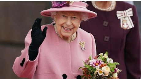 La regina Elisabetta è morta per un tumore? «Ridotta quasi alla cecità, gli ultimi giorni non riconosceva nessuno»: le rivelazioni nella biografia di Kate Middleton
