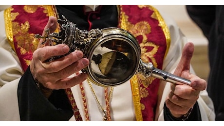 Il miracolo di San Gennaro si rinnova, il sangue del patrono di Napoli si è sciolto