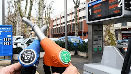 Carburante, prezzi più bassi per benzina e diesel