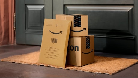 Amazon introduce la consegna non urgente con sconti: priorità alle spedizioni essenziali