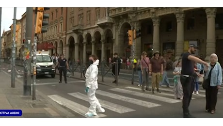 Terrore a Bologna, marocchino mezzo nudo aggredisce i passanti con le forbici