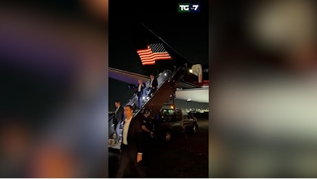 Donald Trump scende dal suo aereo poche ore dopo l'attentato in Pennsylvania