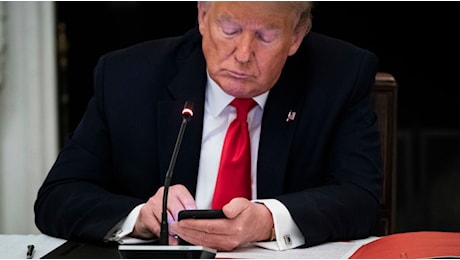 Donald Trump esenta (per ora) dai dazi reciproci chip, smartphone e pc. Brindano Apple e Nvidia