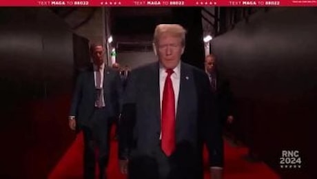 Trump con orecchio fasciato alla convention repubblicana, accolto da standing ovation