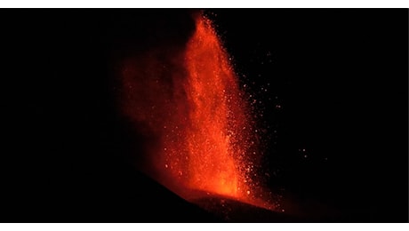 Etna, l’eruzione a suon di campane: chiusa una porzione dello spazio aereo. Le immagini delle fontane di lava sono impressionanti