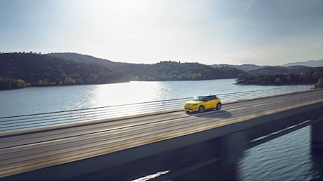 Renault 5 E-Tech Electric sulle strade della Costa Azzurra