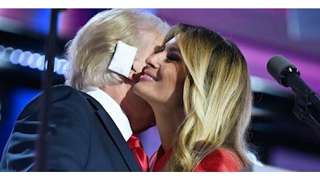 Melania Trump torna da Donald: nei momenti clou non manca mai. Foto e video