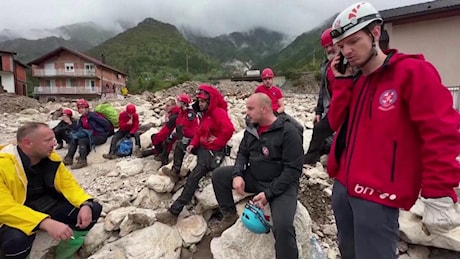 Alluvione in Bosnia, si scava nel fango alla ricerca dei dispersi: il paese è distrutto