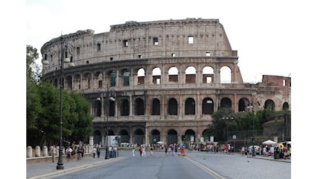 Colosseo, accordo con Airbnb: i turisti potranno sfidarsi da veri gladiatori. Ma si accende la polemica