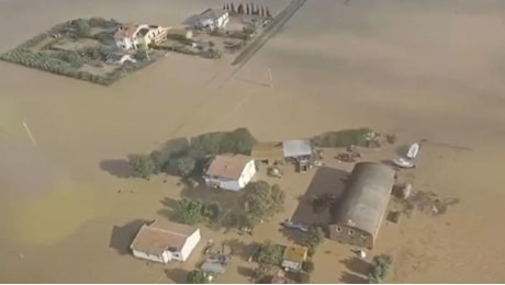 Maltempo in Toscana, l'esondazione del fiume Cecina: sott’acqua 2.000 ettari di campi