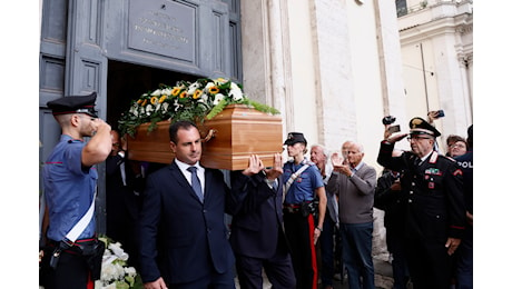 VIDEO Luca Giurato, i funerali a Roma: applausi della folla