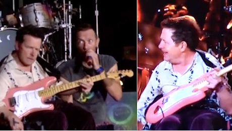 Michael J.Fox con il Parkinson suona la chitarra al concerto dei Coldplay: il video è toccante