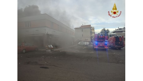 Paura in via Carlentini: magazzino dolciario in fiamme, scatta l’evacuazione