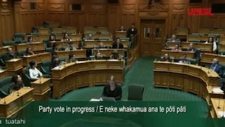 New Zealand, maori inscenano haka per protesta: bagarre in Parlamento