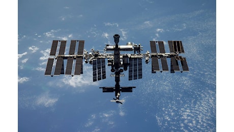 Satellite russo si rompe nello spazio: astronauti sulla ISS costretti a rifugiarsi