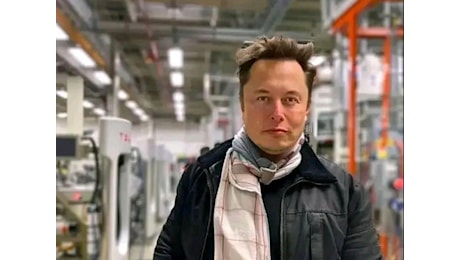 Elon Musk è l’uomo più ricco del mondo con 400 miliardi