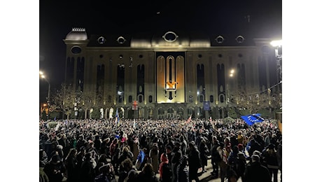 Georgia, i cittadini in piazza contro il governo: ‘Europa, non Russia’. Proteste e repressione