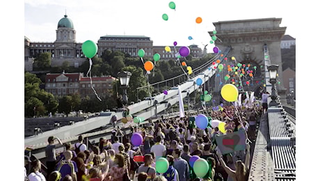 Ungheria di Orban contro comunità Lgbtq+: divieto di Pride in Costituzione