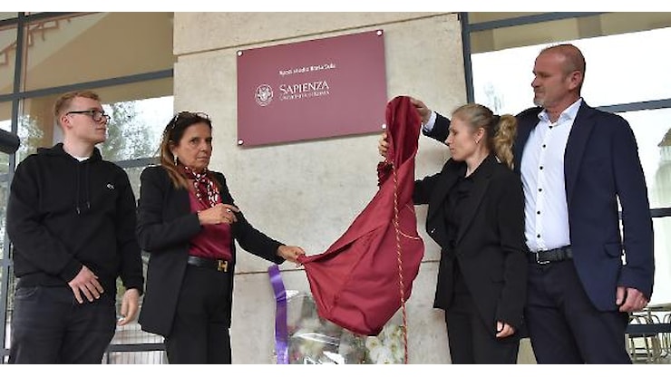 Femminicidio, la Sapienza intitola a Ilaria Sula i nuovi spazi studio dell'università. La targa, la dedica con il brano di Lady Gaga e la cerimonia con i genitori della studentessa uccisa - Corriere dell’Umbria