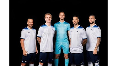 Calcio: la Lazio svela la maglia per i 125 anni del club