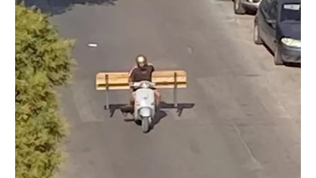 Ruba panchina e la carica sullo scooter