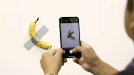 La banana di Cattelan, il fruttivendolo (che l'ha venduta per 25 centesimi) e le bizzarrie del mondo dell'arte