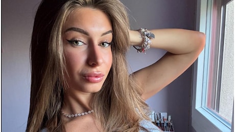 Elisa Esposito difesa dalla madre: Meglio guadagnare su OnlyFans che lavorare 8 ore e spaccarsi la schiena