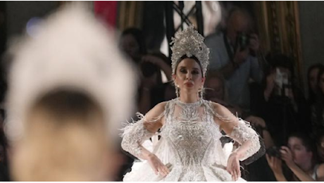 Il video della sfilata di Emma Coronel in abito da sposa alla Milano Fashion Week