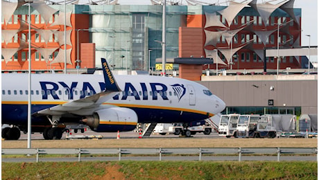 Ryanair, decine di voli cancellati e centinaia di ritardi: “Colpa del controllo aereo”