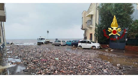 Maltempo nel catanese: strade come fiumi, auto trascinate a mare