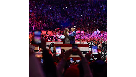 Donald Trump, un eroe o un mostro? Siamo stati al comizio del Madison Square Garden (New York) e ve lo raccontiamo: tra cappelli Maga, ebrei osservanti, ragazze in hijab e Elon Musk...